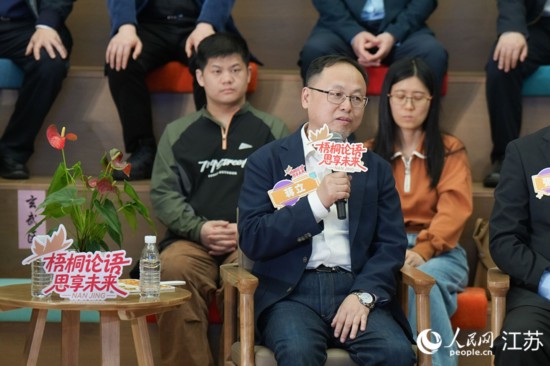 全国人大代表蒋立在活动现场回答同学们提问。人民网记者 余乐摄