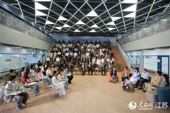 活动现场观察团。人民网记者 余乐摄